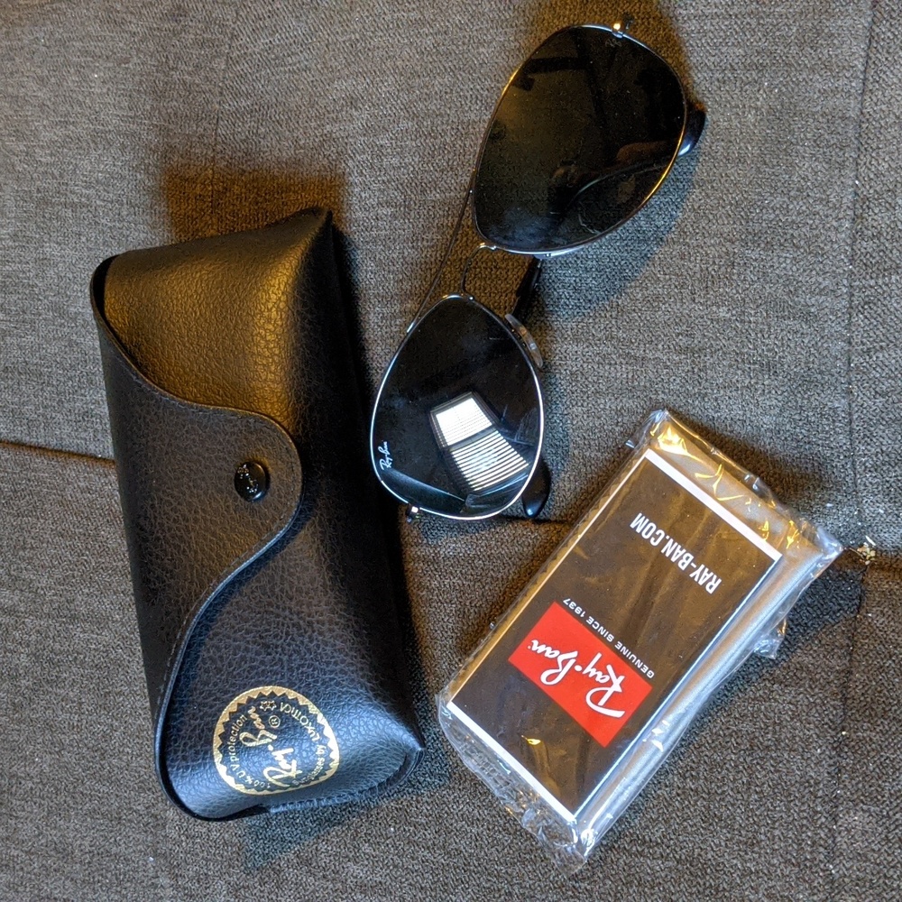 Black aviator Ray-Bans